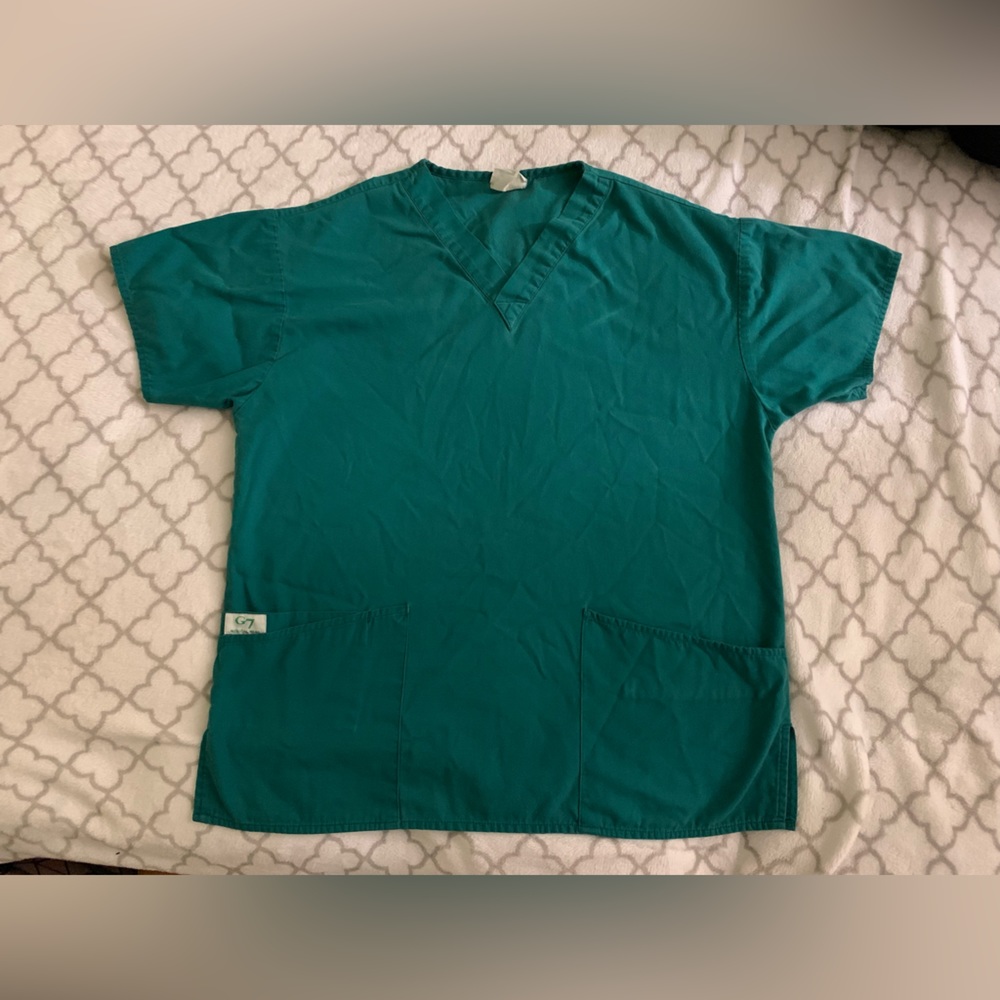 G7 scrub top